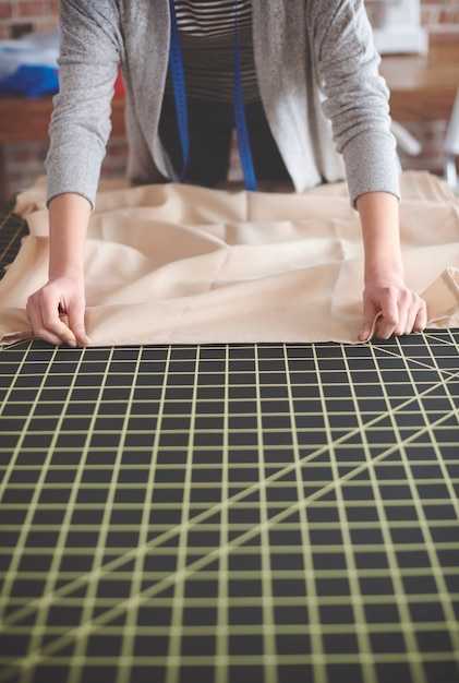 Устранение излишков клея и выравнивание швов