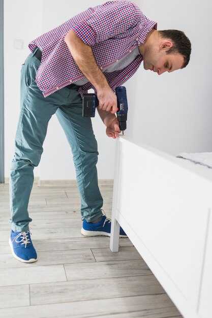 Техника крепления плинтуса к стене