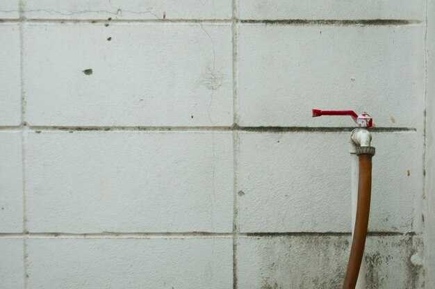 Приклеивание плинтусов на монтажный клей