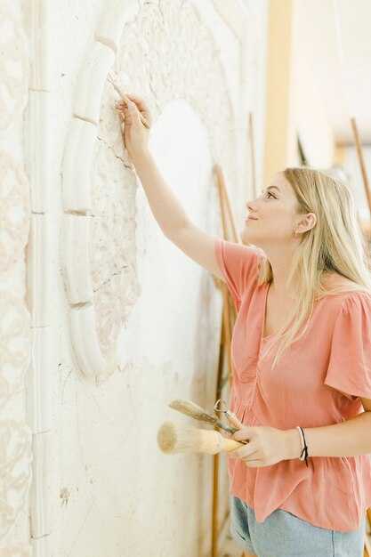 Как правильно увлажнить обои для легкого снятия