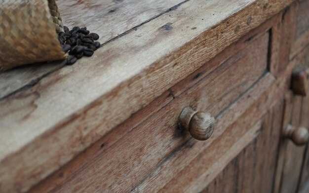 Техника покраски и лакировки дерева