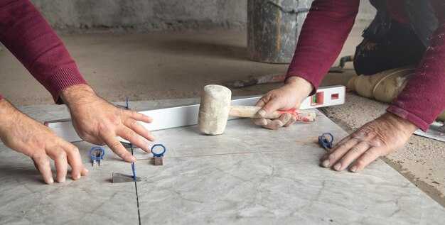 Как класть плитку на пол своими руками