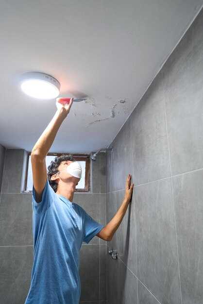 Как снять лампочку с натяжного потолка точечные