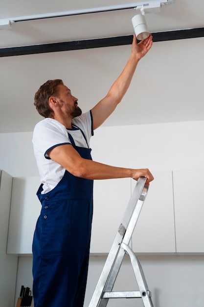 Установка светильника на натяжной потолок своими руками