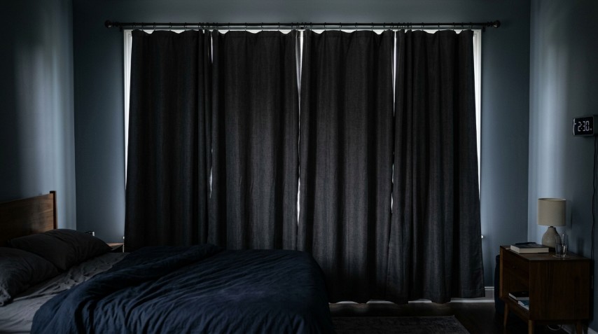 Как затемнить спальню, если уличные фонари мешают спать
